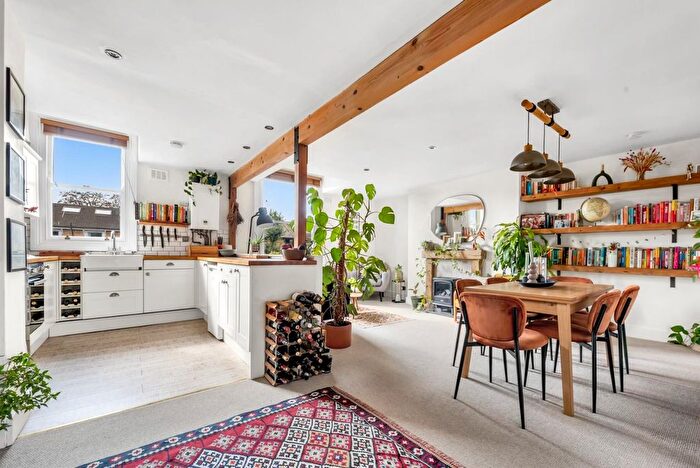 2 Bedroom Flat For Sale In Amhurst Road, London, E8