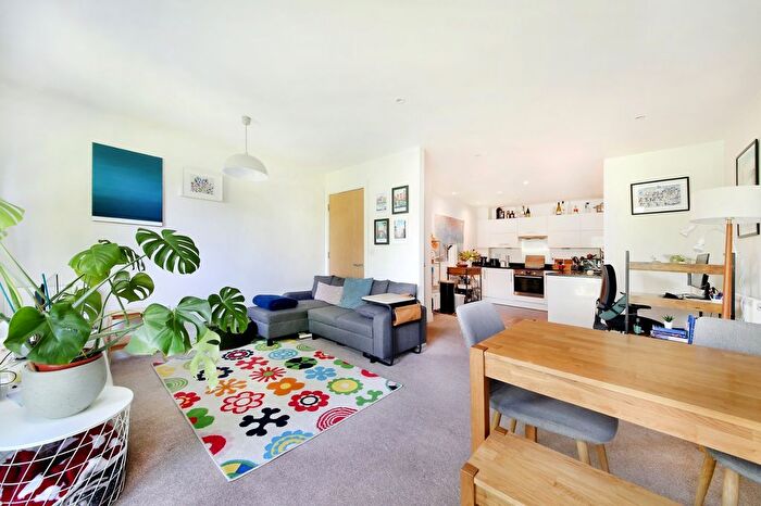 1 Bedroom Flat To Rent In Gwynne Road, Battersea Park, SW11