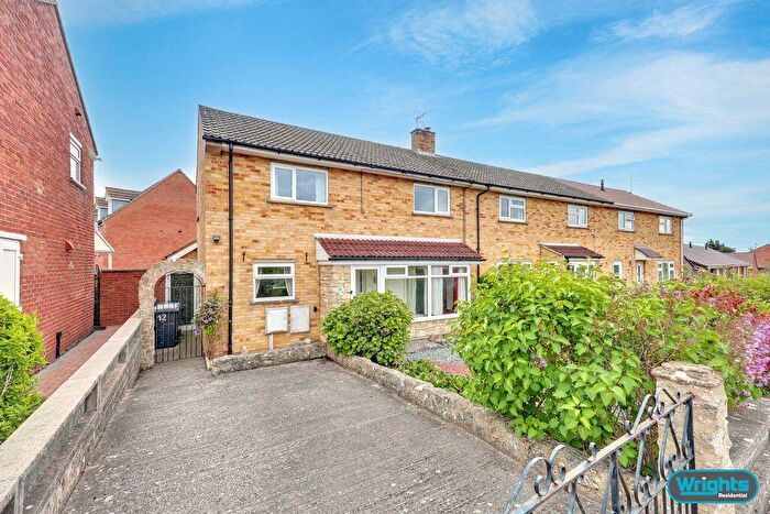 3 Bedroom Semi-Detached House For Sale In Maple Grove, Trowbridge, BA14
