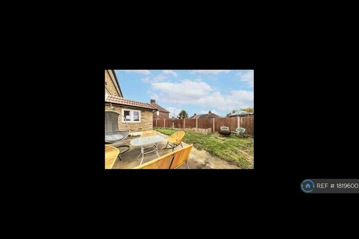 3 Bedroom Semi-Detached House To Rent In Geraint Road, Bromley, BR1