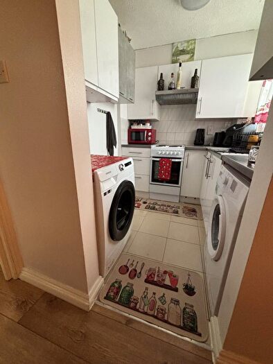 2 Bedroom Flat To Rent In Wellington House, Hounslow, Middlesex, TW4