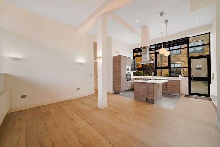 3 Bedroom Flat To Rent In Villiers Road, Willesden, NW2