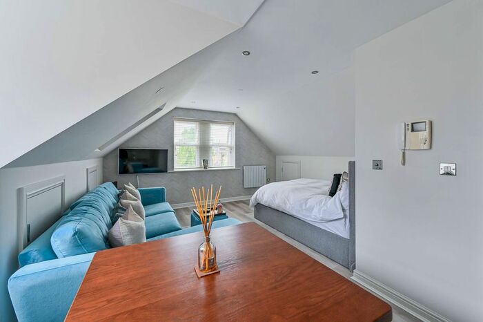 Studio To Rent In Garratt Lane, Earlsfield, London, SW18