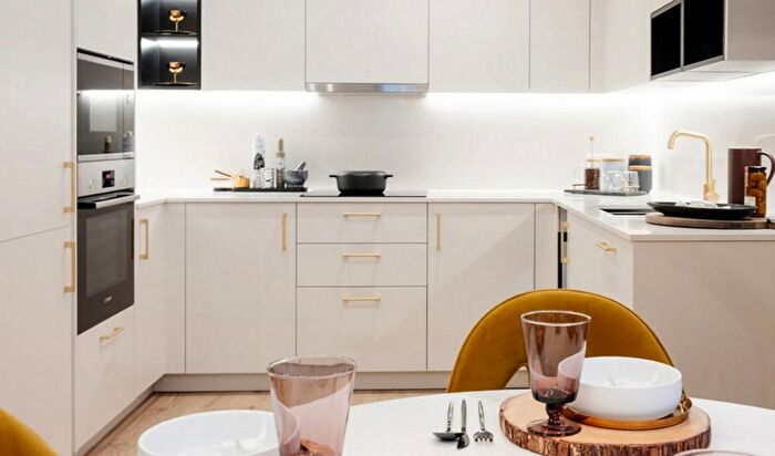 3 Bedroom Flat To Rent In Twelve Trees Park, West Ham, E16