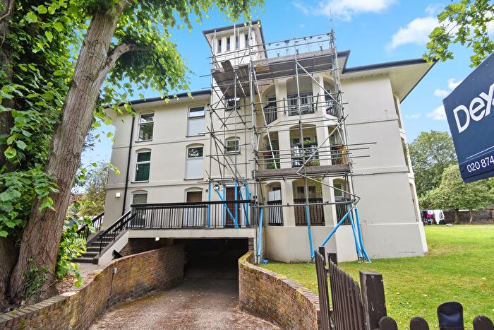 1 Bedroom Flat For Sale In Ellesmere Road, St Margarets, Twickenham, TW1