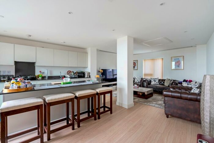 3 Bedroom Flat To Rent In Cherry Orchard Road Croydon, CR0