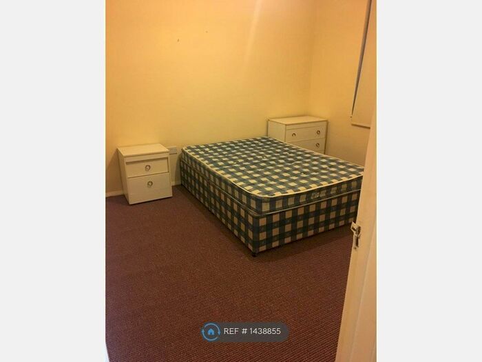 2 Bedroom Maisonette To Rent In Grove Close, Kingston Upon Thames, KT1