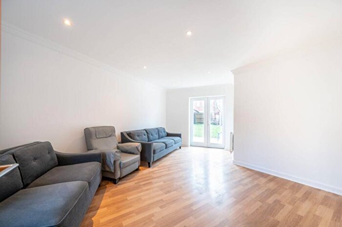 4 Bedroom Semi Detached House To Rent In Cross Way, Willesden Green, London, NW10