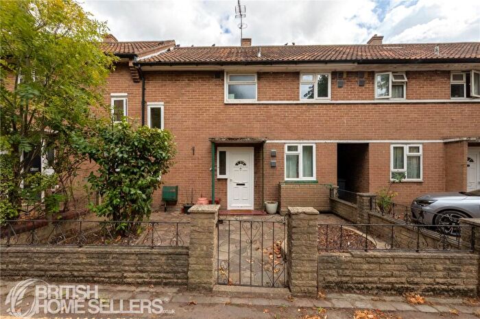 3 Bedroom Terraced House For Sale In Chiswell Square, London, SE3