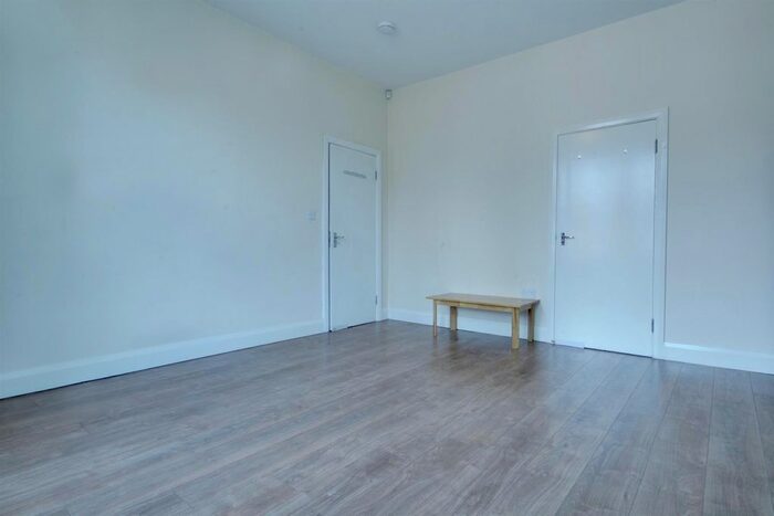 3 Bedroom Flat To Rent In Walm Lane, London, NW2