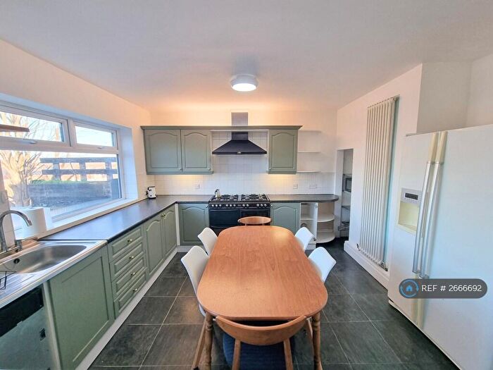 4 Bedroom Semi-Detached House To Rent In Malvern Street, Leeds, LS11