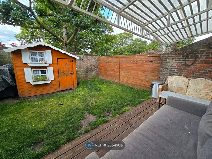 3 Bedroom Maisonette To Rent In Comet Close, Purfleet, RM19