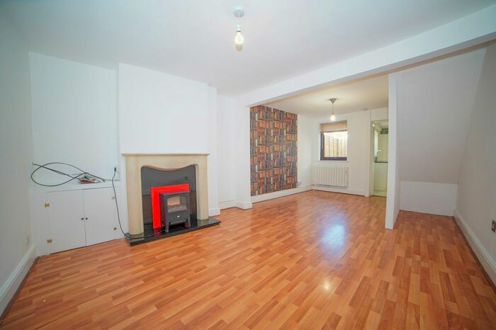 2 Bedroom Terraced House To Rent In Silver Street, Newport Pagnell, MK16