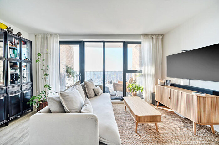 2 Bedroom Apartment For Sale In Lakeside Drive, London, NW10