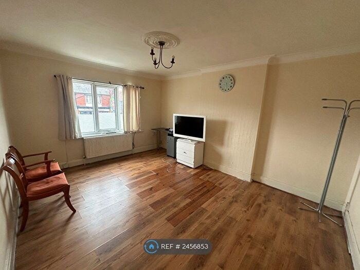 2 Bedroom Flat To Rent In Stonegate Road, Leeds, LS6