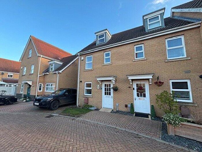 3 Bedroom Semi Detached House To Rent In Frenesi Crescent, IP32