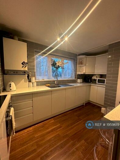 2 Bedroom Flat To Rent In Green Lane, Chessington, KT9