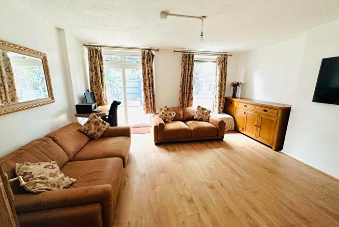 3 Bedroom Flat For Sale In Ruston Street, London, E3