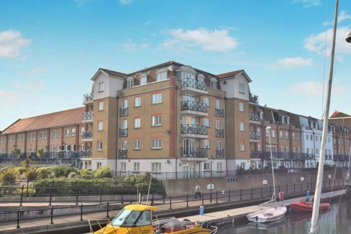 2 Bedroom Flat To Rent In The Piazza, Eastbourne, BN23