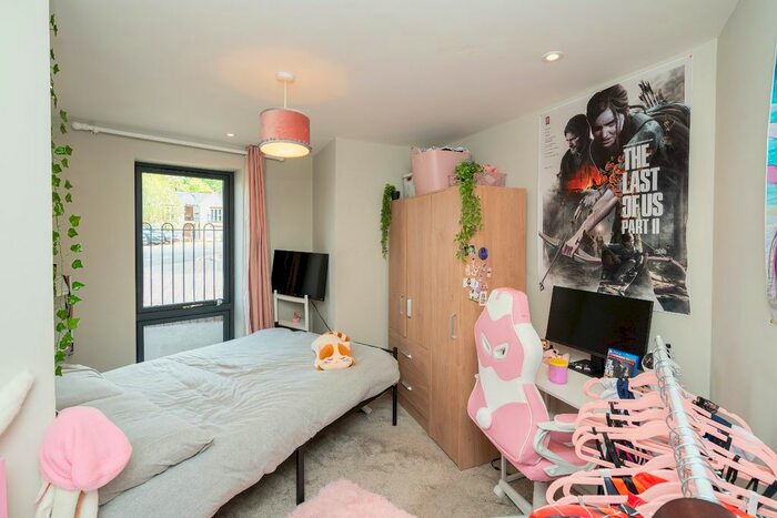 2 Bedroom Flat For Sale In Chalk Hill, Watford, Hertfordshire, WD19