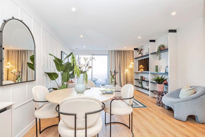 2 Bedroom Flat For Sale In Union Court, The Exchange, Watford, WD24