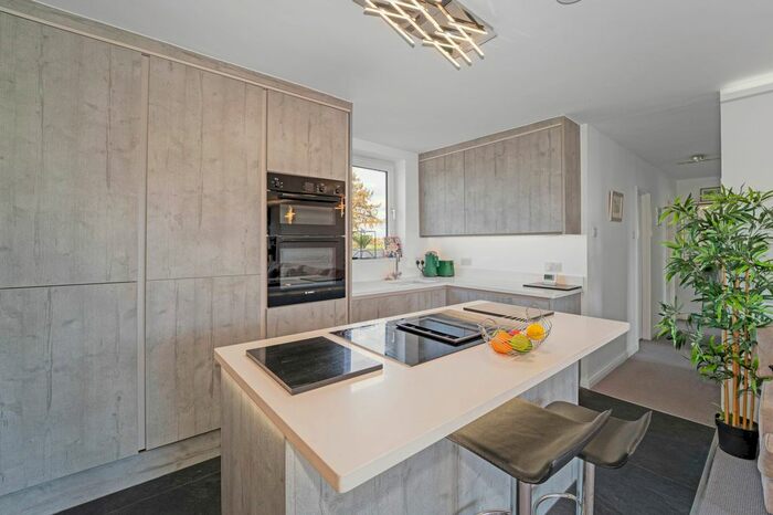 2 Bedroom Flat To Rent In Penton Hall Drive, Staines, TW18