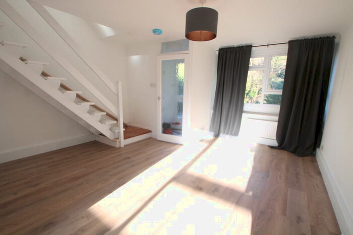 3 Bedroom Flat To Rent In Rutland Court, Chislehurst, BR7