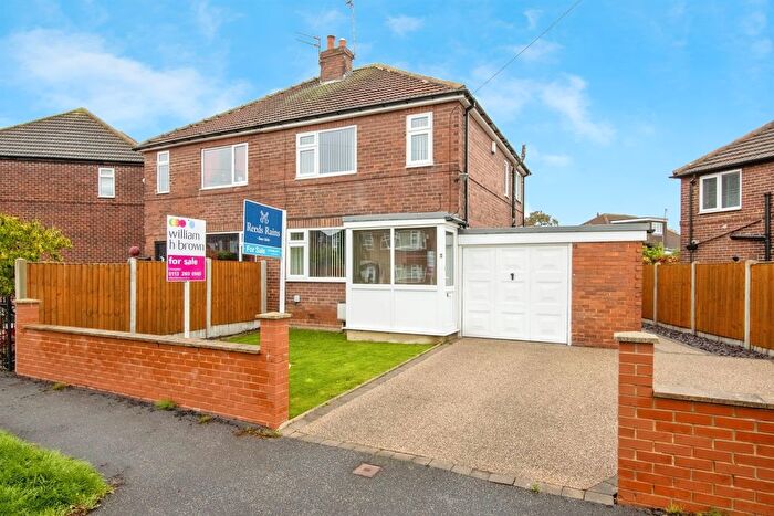 3 Bedroom Semi-detached House For Sale In Kelmscott Green, Leeds, LS15