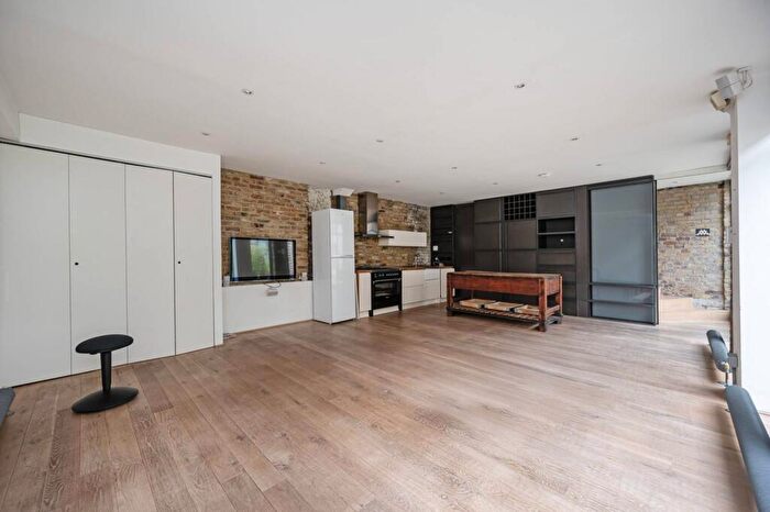 1 Bedroom Maisonette To Rent In Providence Yard, Bethnal Green, London, E2