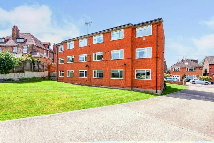 2 Bedroom Flat To Rent In Bushey Grove Road, Bushey, WD23