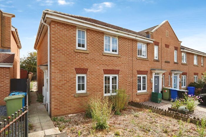 3 Bedroom Semi-Detached House For Sale In Samian Close, Worksop, S81