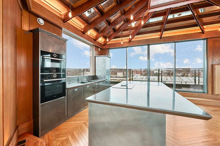 4 Bedroom Flat To Rent In Holmes Road, Kentish Town, NW5