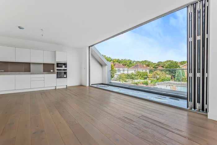 3 Bedroom Flat To Rent In Winders Close, Beckenham, BR3