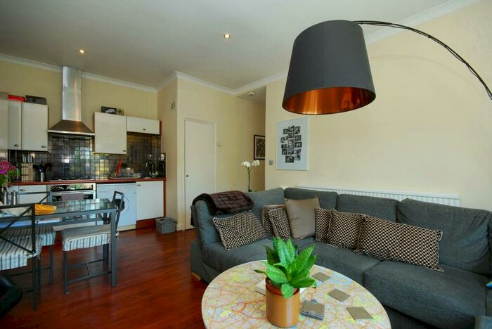 2 Bedroom Flat To Rent In Belsize Avenue, Belsize Park, London, NW3