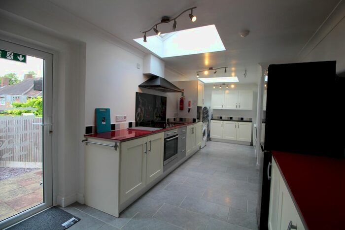 6 Bedroom Semi-Detached House To Rent In Winchcomb Road, Norwich NR2