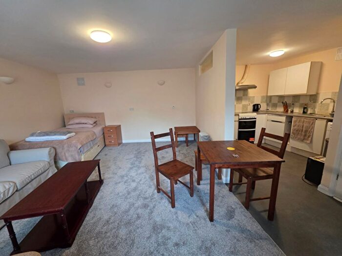 Studio To Rent In Mornington Cresent, Hounslow, TW5