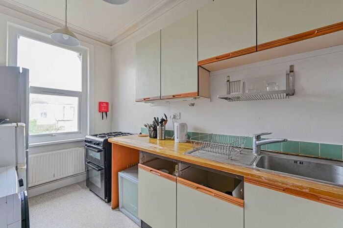 3 Bedroom Flat To Rent In Lewin Road, Streatham Common, London, SW16