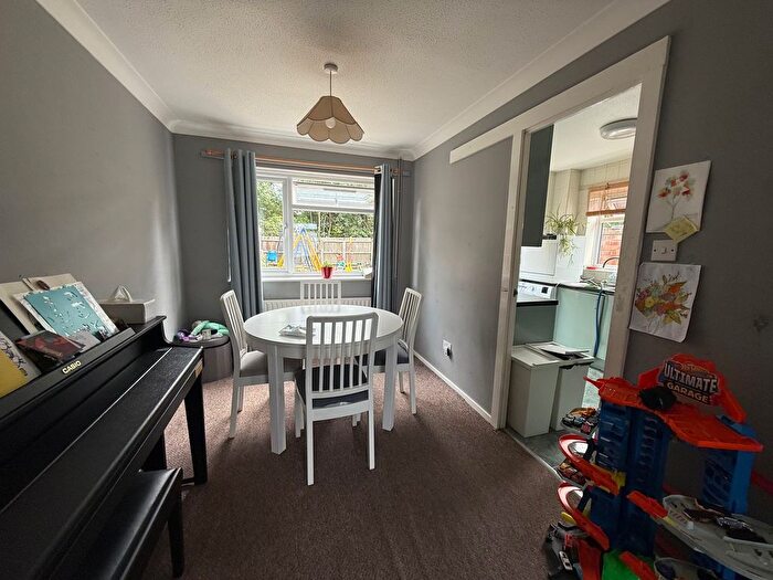 3 Bedroom Semi-Detached House To Rent In Cheveney Walk, Bromley, BR2