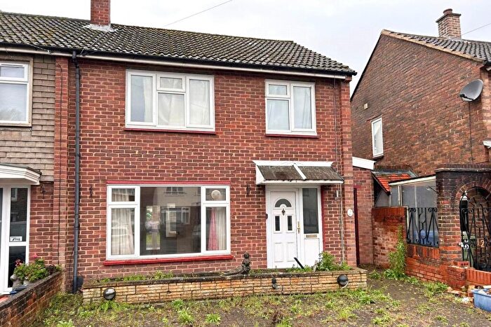 3 Bedroom Semi Detached House For Sale In Willow Way, Aldershot, Hampshire, GU12