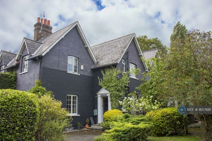 4 Bedroom Semi-Detached House To Rent In Cambridge Avenue, New Malden, KT3