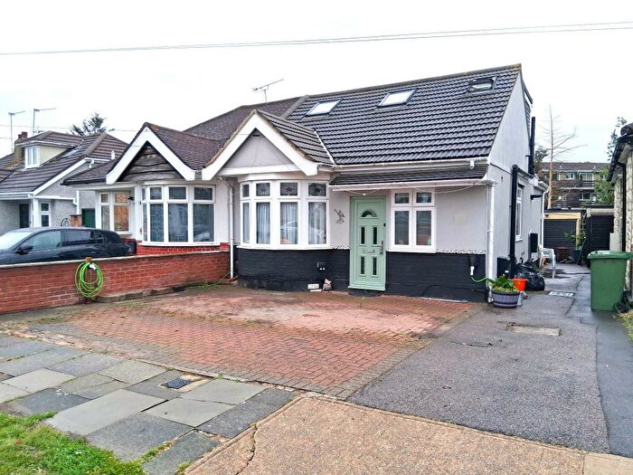 3 Bedroom Bungalow For Sale In Heather Drive, Romford, RM1
