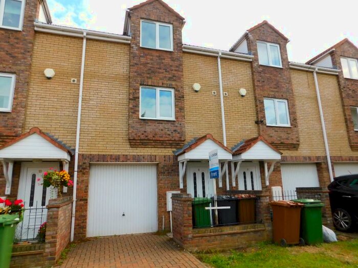 3 Bedroom Town House To Rent In Isherwood Close, Peterborough, Cambridgeshire, PE1