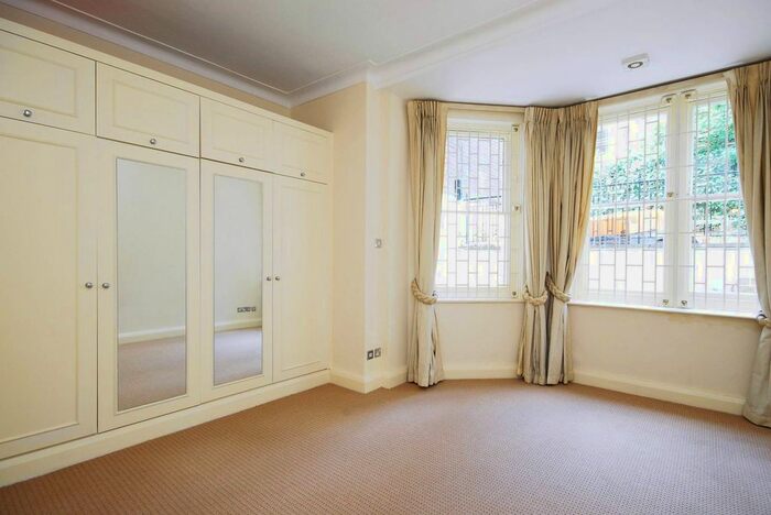 2 Bedroom Flat To Rent In Queens Gate, South Kensington, London, SW7