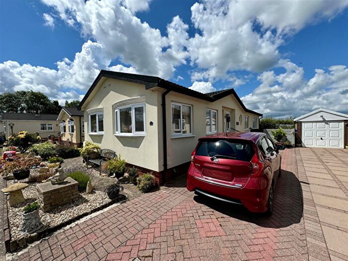 3 Bedroom Mobile/park Home For Sale In Gloucester Road, Tewkesbury, GL20