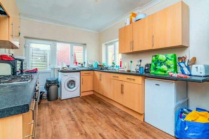 6 Bedroom Semi-Detached House To Rent In Ripstone Gardens, Southampton, Hampshire, SO17