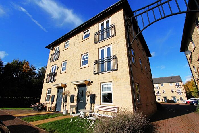 2 Bedroom End Of Terrace House To Rent In Holts Crest Way, Leeds, LS12