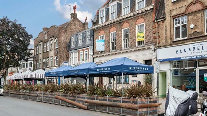 2 Bedroom Apartment For Sale In The Broadway, Mill Hill, NW7