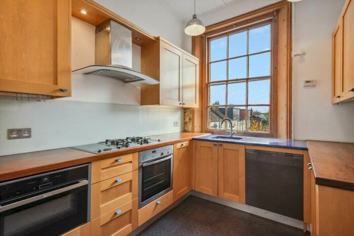 2 Bedroom Flat To Rent In Balham High Road, Balham, SW12