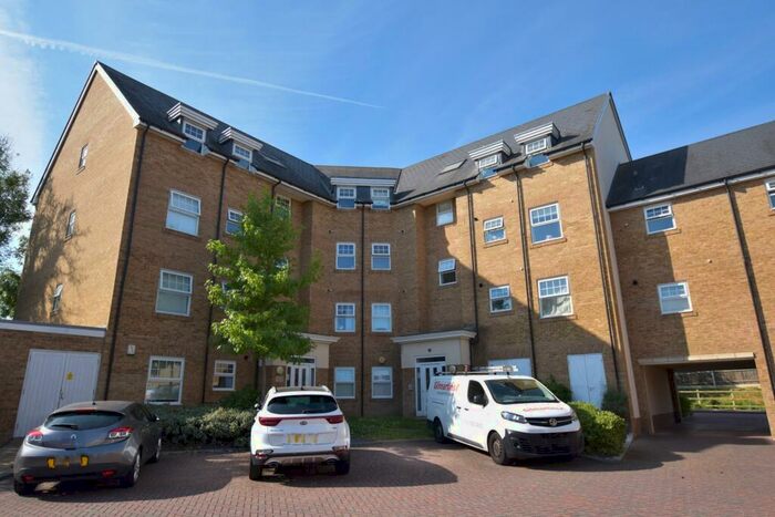 2 Bedroom Flat To Rent In Wells View Drive, Bromley, BR2