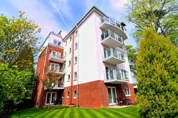2 Bedroom Flat To Rent In Turners Hill Road, Pound Hill, RH10
